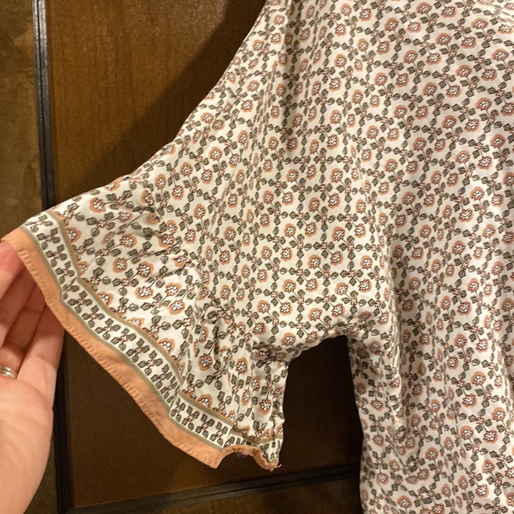 Max Studio Women’s Large quarter sleeve button v neck blouse with front knot - Picture 4 of 10